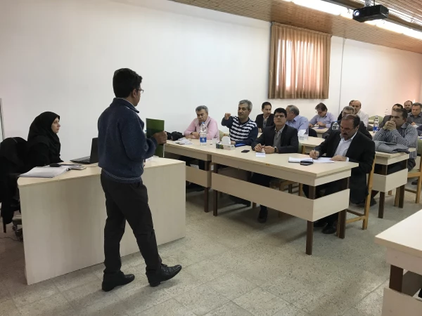 آشنایی مدیران گروه با قوانین و مقررات آموزشی در کارگاه های پنج گانه